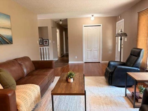 402 East Puffin Street, Pelican Point, AB - Indoor Photo Showing Living Room
