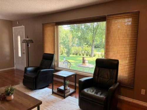 402 East Puffin Street, Pelican Point, AB - Indoor Photo Showing Living Room