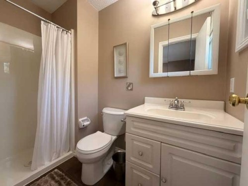 402 East Puffin Street, Pelican Point, AB - Indoor Photo Showing Bathroom
