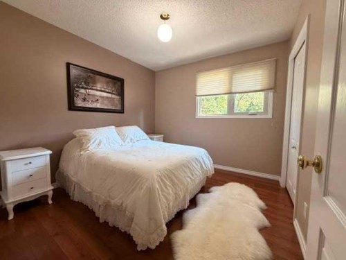 402 East Puffin Street, Pelican Point, AB - Indoor Photo Showing Bedroom