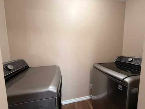 402 East Puffin Street, Pelican Point, AB - Indoor Photo Showing Laundry Room