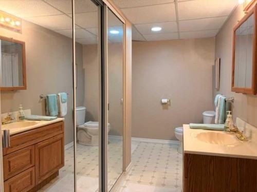 402 East Puffin Street, Pelican Point, AB - Indoor Photo Showing Bathroom