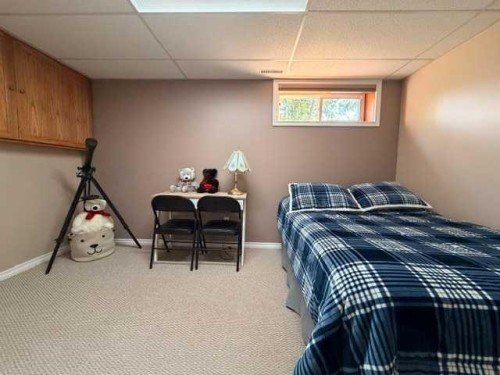 402 East Puffin Street, Pelican Point, AB - Indoor Photo Showing Bedroom