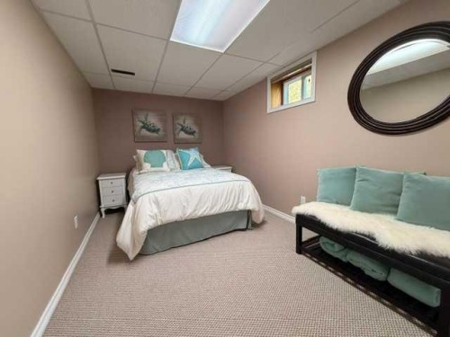 402 East Puffin Street, Pelican Point, AB - Indoor Photo Showing Bedroom