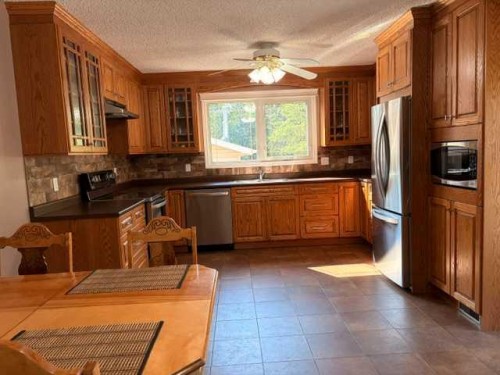 402 East Puffin Street, Pelican Point, AB - Indoor Photo Showing Kitchen