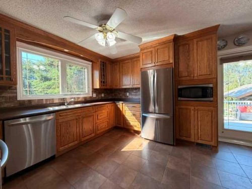 402 East Puffin Street, Pelican Point, AB - Indoor Photo Showing Kitchen