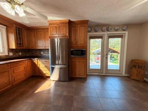 402 East Puffin Street, Pelican Point, AB - Indoor Photo Showing Kitchen