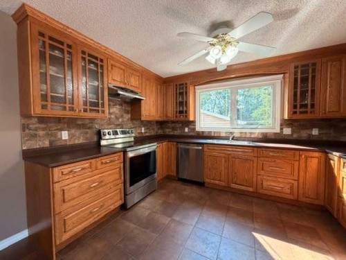 402 East Puffin Street, Pelican Point, AB - Indoor Photo Showing Kitchen