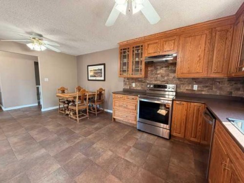 402 East Puffin Street, Pelican Point, AB - Indoor Photo Showing Kitchen