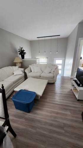 11 Ian Way, Sylvan Lake, AB - Indoor Photo Showing Bedroom