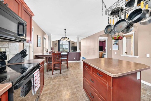 59 Lodge Place, Sylvan Lake, AB - Indoor Photo Showing Kitchen