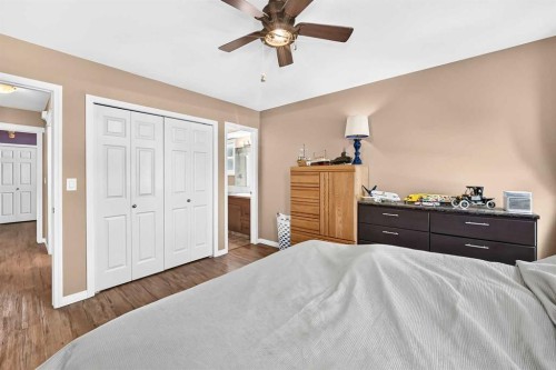 59 Lodge Place, Sylvan Lake, AB - Indoor Photo Showing Bedroom