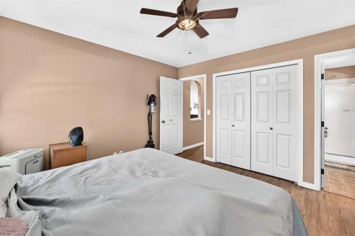 59 Lodge Place, Sylvan Lake, AB - Indoor Photo Showing Bedroom