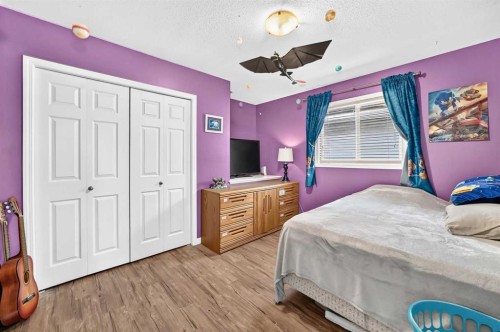59 Lodge Place, Sylvan Lake, AB - Indoor Photo Showing Bedroom