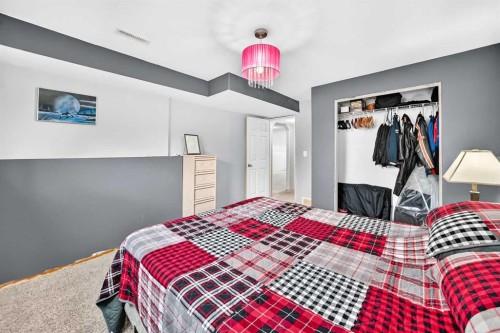 59 Lodge Place, Sylvan Lake, AB - Indoor Photo Showing Bedroom