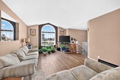 59 Lodge Place, Sylvan Lake, AB - Indoor Photo Showing Living Room