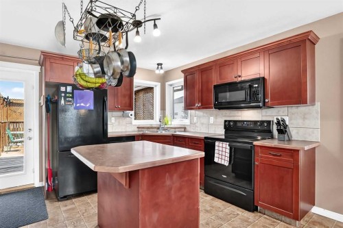 59 Lodge Place, Sylvan Lake, AB - Indoor Photo Showing Kitchen