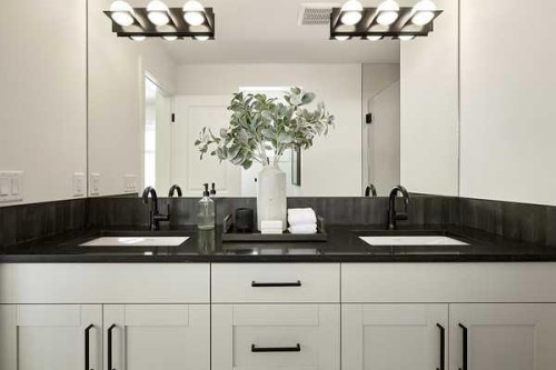 417 Shawnee Terrace Sw, Calgary, AB - Indoor Photo Showing Bathroom