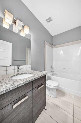 38 Cambridge Close, Blackfalds, AB - Indoor Photo Showing Bathroom