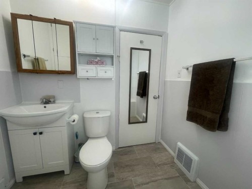 5306 50 Street, Camrose, AB - Indoor Photo Showing Bathroom