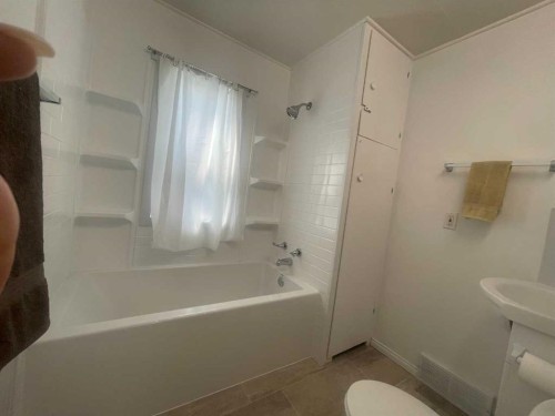 5306 50 Street, Camrose, AB - Indoor Photo Showing Bathroom