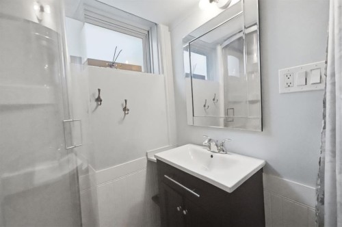 5708 45 Avenue, Red Deer, AB - Indoor Photo Showing Bathroom