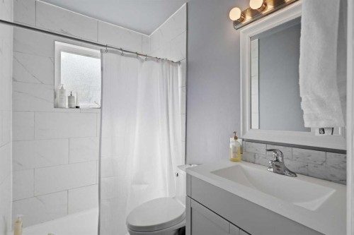 4137 40 Street, Red Deer, AB - Indoor Photo Showing Bathroom