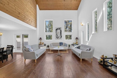 7-32579 Range Road 52, Rural Mountain View County, AB - Indoor Photo Showing Living Room