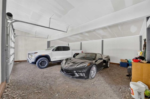 7-32579 Range Road 52, Rural Mountain View County, AB - Indoor Photo Showing Garage