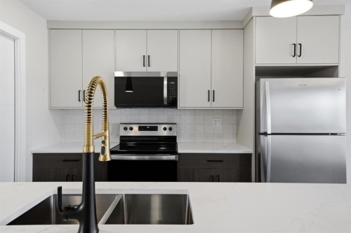 20 Toye Street, Red Deer, AB - Indoor Photo Showing Kitchen With Stainless Steel Kitchen With Double Sink With Upgraded Kitchen