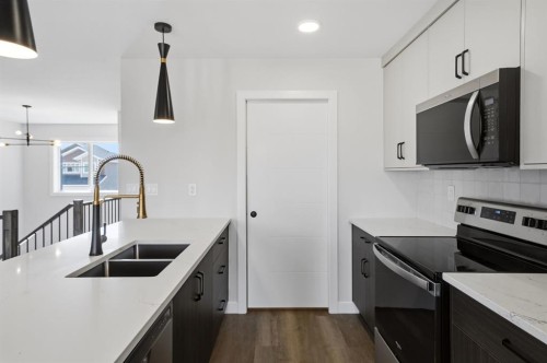 20 Toye Street, Red Deer, AB - Indoor Photo Showing Kitchen With Double Sink With Upgraded Kitchen