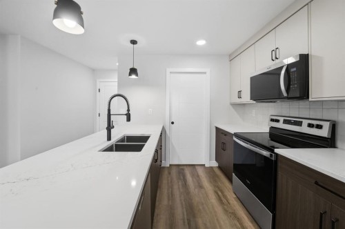 20 Toye Street, Red Deer, AB - Indoor Photo Showing Kitchen With Stainless Steel Kitchen With Double Sink With Upgraded Kitchen