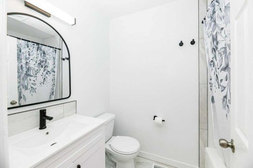 14 Eagle Road, Lacombe, AB - Indoor Photo Showing Bathroom