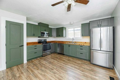 14 Eagle Road, Lacombe, AB - Indoor Photo Showing Kitchen With Double Sink