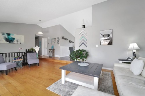 4640 47 Street, Sylvan Lake, AB - Indoor Photo Showing Living Room