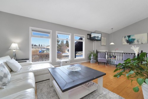 4640 47 Street, Sylvan Lake, AB - Indoor Photo Showing Living Room