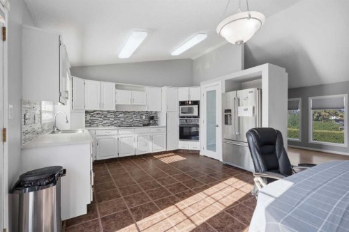 4640 47 Street, Sylvan Lake, AB - Indoor Photo Showing Kitchen