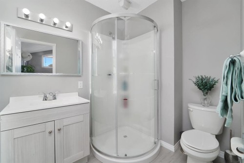 4640 47 Street, Sylvan Lake, AB - Indoor Photo Showing Bathroom