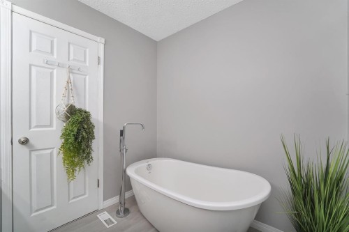 4640 47 Street, Sylvan Lake, AB - Indoor Photo Showing Bathroom