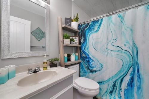 4640 47 Street, Sylvan Lake, AB - Indoor Photo Showing Bathroom