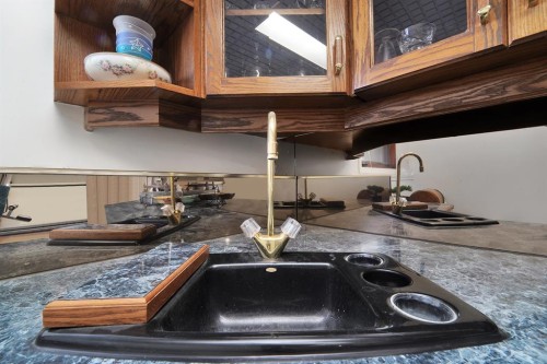 4640 47 Street, Sylvan Lake, AB - Indoor Photo Showing Kitchen