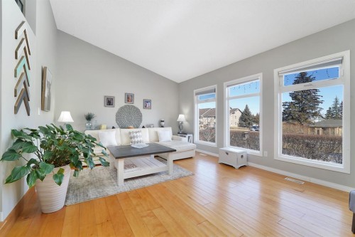 4640 47 Street, Sylvan Lake, AB - Indoor Photo Showing Living Room