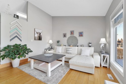4640 47 Street, Sylvan Lake, AB - Indoor Photo Showing Living Room