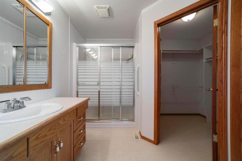 3806 50 Street, Camrose, AB - Indoor Photo Showing Bathroom