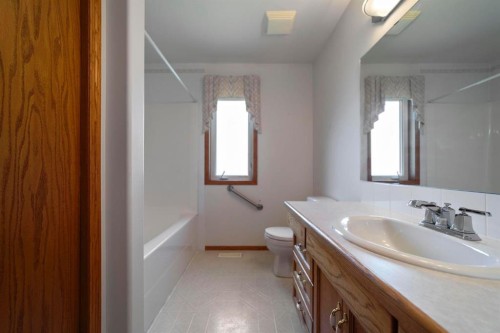 3806 50 Street, Camrose, AB - Indoor Photo Showing Bathroom