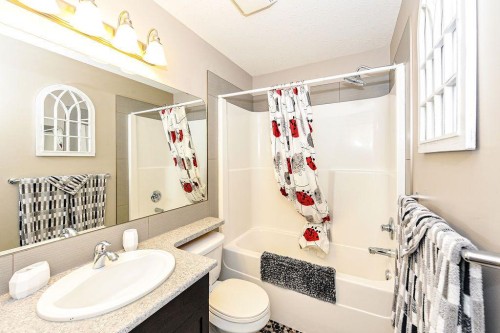 5206 33A Avenue, Camrose, AB - Indoor Photo Showing Bathroom