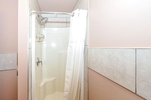 5206 33A Avenue, Camrose, AB - Indoor Photo Showing Bathroom