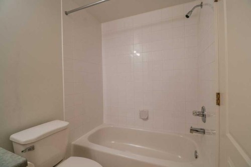306-5435 Lakeshore Drive, Sylvan Lake, AB - Indoor Photo Showing Bathroom