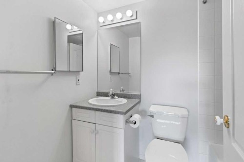 306-5435 Lakeshore Drive, Sylvan Lake, AB - Indoor Photo Showing Bathroom