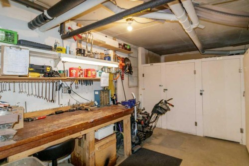 306-5435 Lakeshore Drive, Sylvan Lake, AB - Indoor Photo Showing Garage